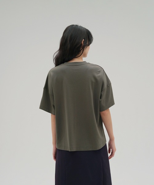 NEW BALANCE(ニューバランス)の「MET24 Women Basic Tee(Tシャツ/カットソー・レディース・オフホワイト/ブラック/オリーブ・SMALL/MEDIUM/LARGE)」の15枚目の写真