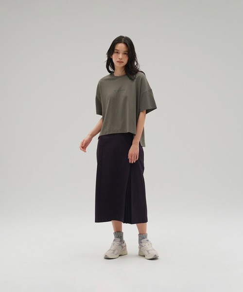NEW BALANCE(ニューバランス)の「MET24 Women Basic Tee(Tシャツ/カットソー・レディース・オフホワイト/ブラック/オリーブ・SMALL/MEDIUM/LARGE)」の14枚目の写真