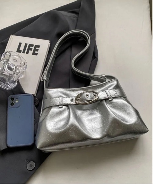 BARELY BLUE（ベアリーブルー）の「【 BARELY BLUE / ベアリーブルー 】 フロント ギャザー ベルト ハンドバッグ（ショルダーバッグ・レディース・シルバー/グレー/ブラック/ホワイト・FREE）」の4枚目の写真