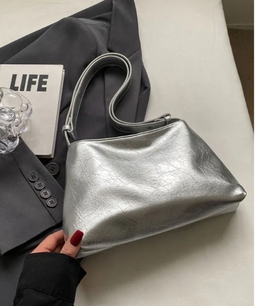 BARELY BLUE（ベアリーブルー）の「【 BARELY BLUE / ベアリーブルー 】 フロント ギャザー ベルト ハンドバッグ（ショルダーバッグ・レディース・シルバー/グレー/ブラック/ホワイト・FREE）」の10枚目の写真