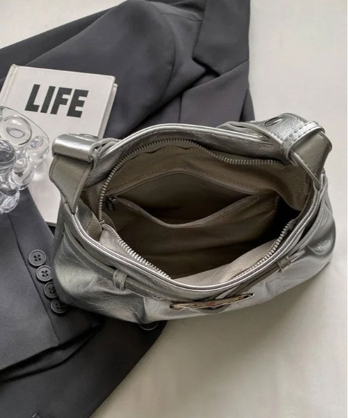 BARELY BLUE（ベアリーブルー）の「【 BARELY BLUE / ベアリーブルー 】 フロント ギャザー ベルト ハンドバッグ（ショルダーバッグ・レディース・シルバー/グレー/ブラック/ホワイト・FREE）」の11枚目の写真