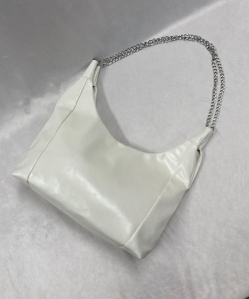Loco Ocean(ロコオーシャン)の「【チェーンバッグ】フェイクレザー マチあり 肩掛けバッグ / ショルダーバッグ(ショルダーバッグ・レディース・ホワイト/ブラック・ONE SIZE)」の11枚目の写真