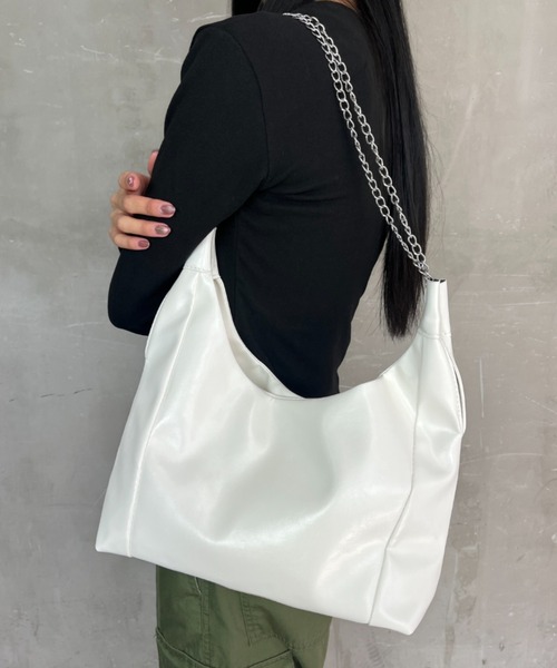 Loco Ocean(ロコオーシャン)の「【チェーンバッグ】フェイクレザー マチあり 肩掛けバッグ / ショルダーバッグ(ショルダーバッグ・レディース・ホワイト/ブラック・ONE SIZE)」の4枚目の写真