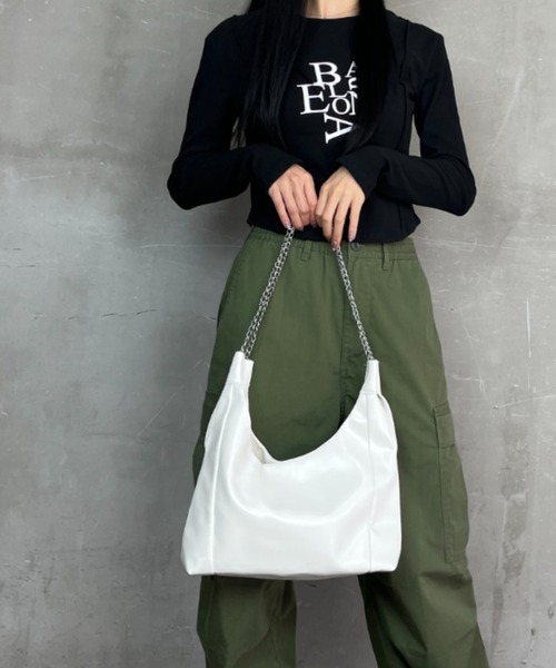 Loco Ocean(ロコオーシャン)の「【チェーンバッグ】フェイクレザー マチあり 肩掛けバッグ / ショルダーバッグ(ショルダーバッグ・レディース・ホワイト/ブラック・ONE SIZE)」の3枚目の写真
