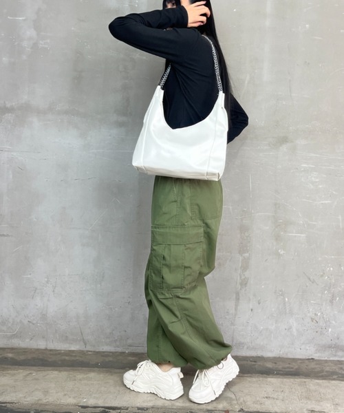 Loco Ocean(ロコオーシャン)の「【チェーンバッグ】フェイクレザー マチあり 肩掛けバッグ / ショルダーバッグ(ショルダーバッグ・レディース・ホワイト/ブラック・ONE SIZE)」の6枚目の写真
