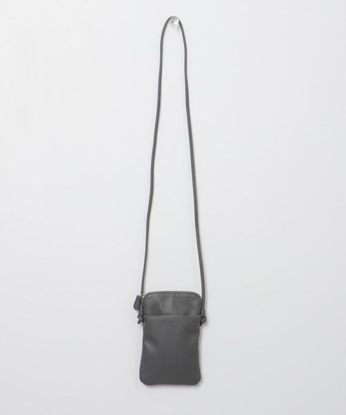 ITEMS URBANRESEARCH（アイテムズ アーバンリサーチ）の「Fake Leather Shoulder Bag（ショルダーバッグ・メンズ・グレー/ブラック・-）」の6枚目の写真
