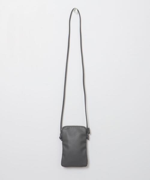 ITEMS URBANRESEARCH（アイテムズ アーバンリサーチ）の「Fake Leather Shoulder Bag（ショルダーバッグ・メンズ・グレー/ブラック・-）」の7枚目の写真