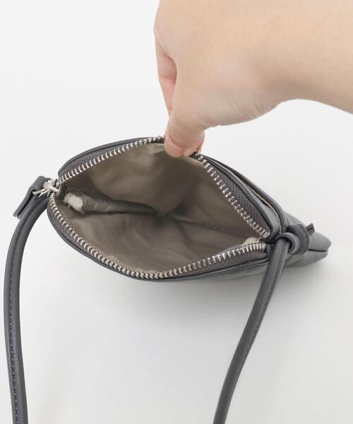 ITEMS URBANRESEARCH（アイテムズ アーバンリサーチ）の「Fake Leather Shoulder Bag（ショルダーバッグ・メンズ・グレー/ブラック・-）」の10枚目の写真