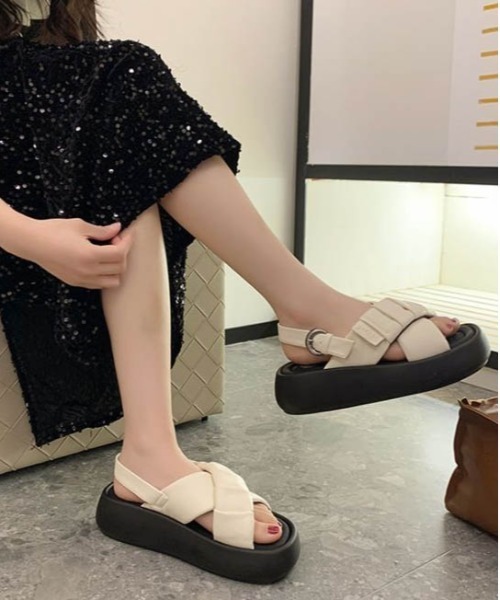 AMELY(エミリー)の「クロスベルト厚底サンダル(サンダル・レディース・ベージュ/ブラック/アイボリー・40/39/38/37/36/35)」の2枚目の写真