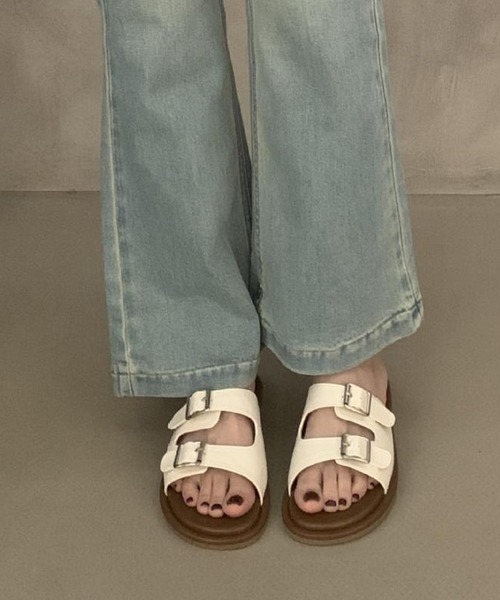 IRADOWL（アイラドール）の「モノトーンカラーベルトデザインフラットサンダル（サンダル・レディース・ホワイト/シルバー/ブラック/オリーブ・35/36/37/38/39）」の2枚目の写真