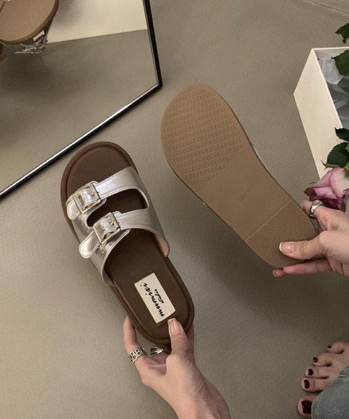 IRADOWL（アイラドール）の「モノトーンカラーベルトデザインフラットサンダル（サンダル・レディース・ホワイト/シルバー/ブラック/オリーブ・35/36/37/38/39）」の8枚目の写真