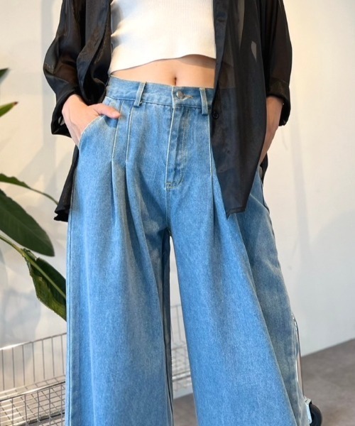 Solace(ソレイス)の「タックワイドデニムパンツ(デニムパンツ・レディース・ブルー・SMALL/MEDIUM)」の1枚目の写真