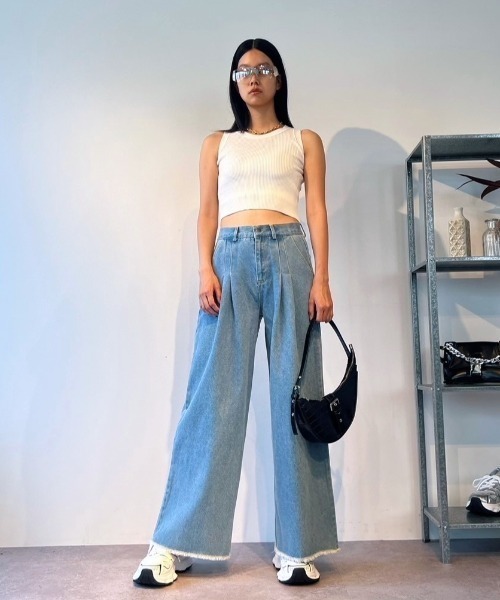 Solace(ソレイス)の「タックワイドデニムパンツ(デニムパンツ・レディース・ブルー・SMALL/MEDIUM)」の2枚目の写真