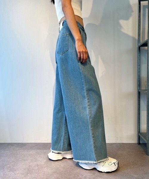 Solace(ソレイス)の「タックワイドデニムパンツ(デニムパンツ・レディース・ブルー・SMALL/MEDIUM)」の4枚目の写真