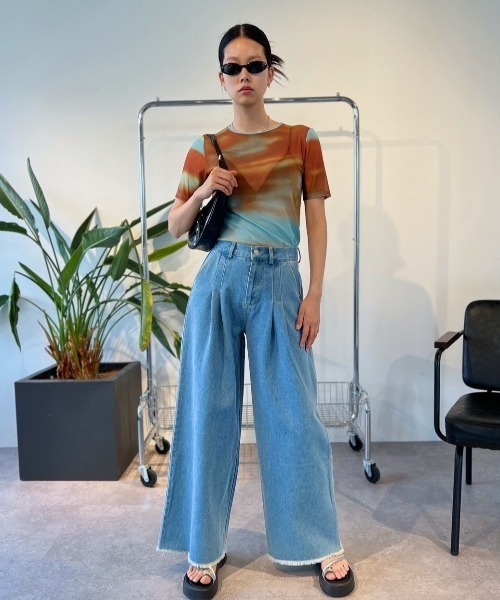 Solace(ソレイス)の「タックワイドデニムパンツ(デニムパンツ・レディース・ブルー・SMALL/MEDIUM)」の11枚目の写真