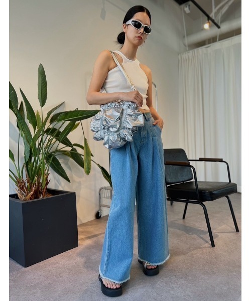 Solace(ソレイス)の「タックワイドデニムパンツ(デニムパンツ・レディース・ブルー・SMALL/MEDIUM)」の13枚目の写真