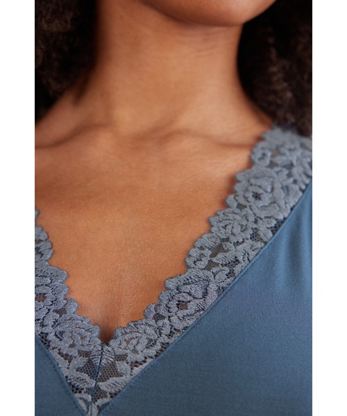 Intimissimi（インティミッシミ）の「Pretty Flower モダール＆レース タンクトップ（タンクトップ・レディース・インディゴブルー/オフホワイト/アイボリー/ブラック×ホワイト/ブラック/キナリ・M/L/S）」の8枚目の写真