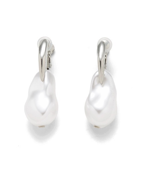 Mila Owen（ミラオーウェン）の「メタル変形パールイヤリング（イヤリング・レディース・シルバー/ゴールド・FREE）」の2枚目の写真