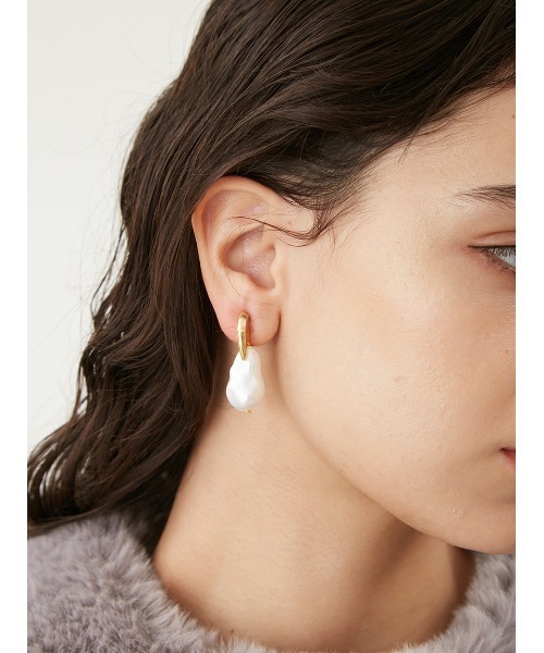 Mila Owen（ミラオーウェン）の「メタル変形パールイヤリング（イヤリング・レディース・シルバー/ゴールド・FREE）」の4枚目の写真