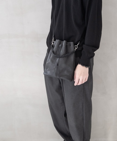 Senti(センティ)の「Dyneema(R) Leather DRAWSTRING 2WAYBAG / 超軽量ダイニーマレザードローストリング2WAYバッグ(ショルダーバッグ・メンズ・ブラック系その他/ブラック・FREE)」の3枚目の写真