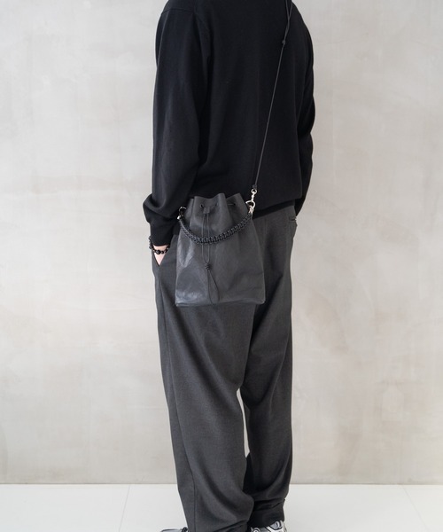 Senti(センティ)の「Dyneema(R) Leather DRAWSTRING 2WAYBAG / 超軽量ダイニーマレザードローストリング2WAYバッグ(ショルダーバッグ・メンズ・ブラック系その他/ブラック・FREE)」の4枚目の写真