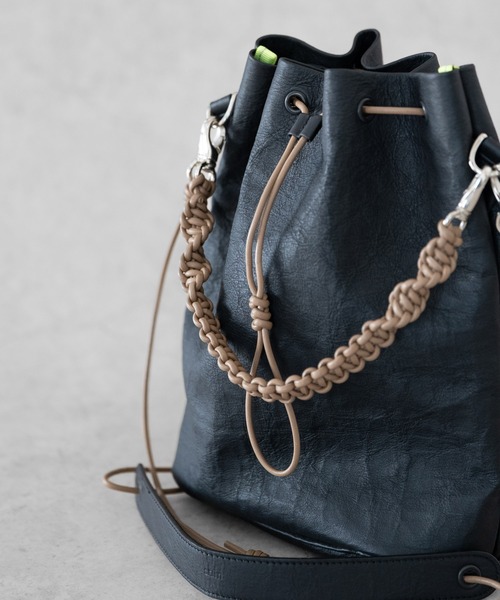 Senti(センティ)の「Dyneema(R) Leather DRAWSTRING 2WAYBAG / 超軽量ダイニーマレザードローストリング2WAYバッグ(ショルダーバッグ・メンズ・ブラック系その他/ブラック・FREE)」の10枚目の写真