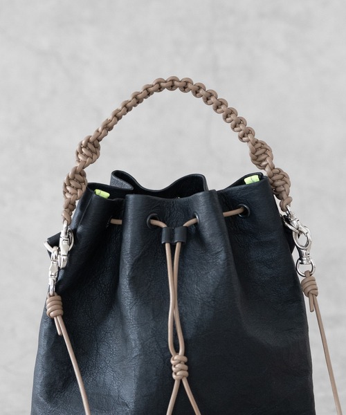 Senti(センティ)の「Dyneema(R) Leather DRAWSTRING 2WAYBAG / 超軽量ダイニーマレザードローストリング2WAYバッグ(ショルダーバッグ・メンズ・ブラック系その他/ブラック・FREE)」の5枚目の写真
