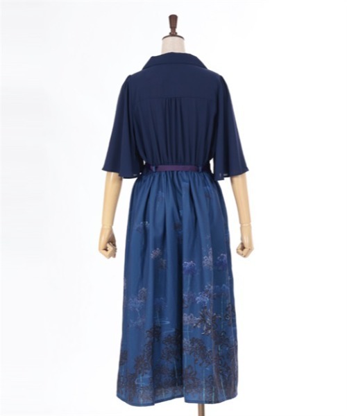 axes femme（アクシーズファム）の「彼岸花柄ワンピース