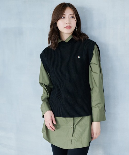 Arnold Palmer(アーノルドパーマー)の「ニットベスト × シャツ チュニック レイヤード セット(アンサンブル・レディース・ベージュ/ブラック・S/M/L)」の2枚目の写真