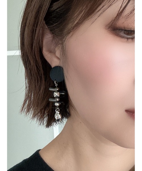 tone(トーン)の「【Withy】ハートとpvcシートのうねうねイヤリング / スターリーパルス(MA)(イヤリング・レディース・ブラック/ホワイト・FREE)」の3枚目の写真