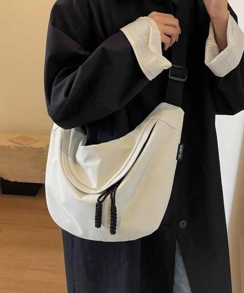 NANEA（ナネア）の「三日月型ショルダーバッグ（ショルダーバッグ・レディース・レッド/ベージュ/ブラック/アイボリー・フリー）」の3枚目の写真