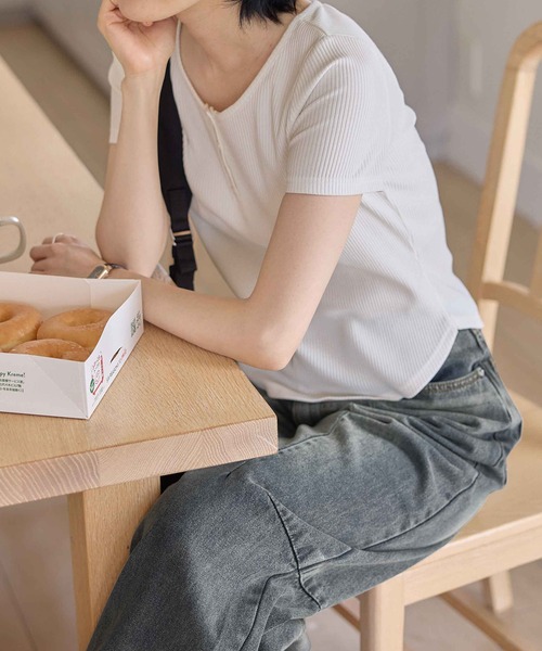 CHAN ME(チャンミ)の「ヘンリーネック半袖プルオーバー(Tシャツ/カットソー・レディース・ホワイト/ブラック/ブルー・MEDIUM/LARGE/X-LARGE)」の5枚目の写真