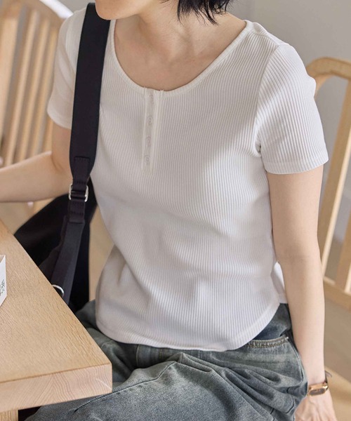 CHAN ME(チャンミ)の「ヘンリーネック半袖プルオーバー(Tシャツ/カットソー・レディース・ホワイト/ブラック/ブルー・MEDIUM/LARGE/X-LARGE)」の6枚目の写真
