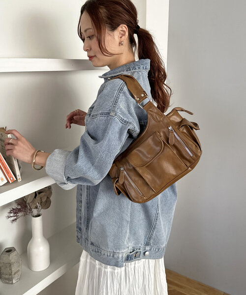 DISCOAT（ディスコート）の「アウトポケットジップ使いバッグ（ショルダーバッグ・レディース・チャコールグレー/ブラック/ブラウン/アイボリー・FREE）」の2枚目の写真