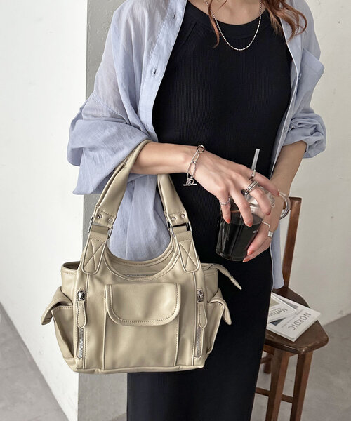 DISCOAT（ディスコート）の「アウトポケットジップ使いバッグ（ショルダーバッグ・レディース・チャコールグレー/ブラック/ブラウン/アイボリー・FREE）」の3枚目の写真