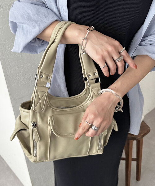 DISCOAT（ディスコート）の「アウトポケットジップ使いバッグ（ショルダーバッグ・レディース・チャコールグレー/ブラック/ブラウン/アイボリー・FREE）」の18枚目の写真