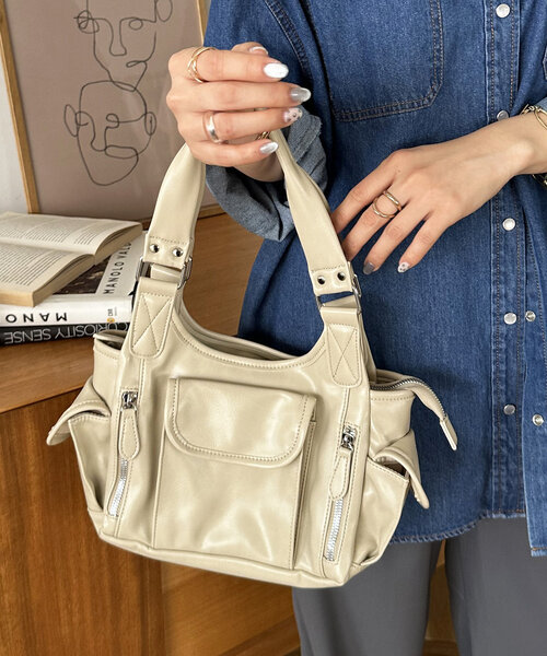 DISCOAT（ディスコート）の「アウトポケットジップ使いバッグ（ショルダーバッグ・レディース・チャコールグレー/ブラック/ブラウン/アイボリー・FREE）」の22枚目の写真