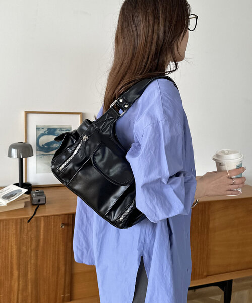 DISCOAT（ディスコート）の「アウトポケットジップ使いバッグ（ショルダーバッグ・レディース・チャコールグレー/ブラック/ブラウン/アイボリー・FREE）」の11枚目の写真