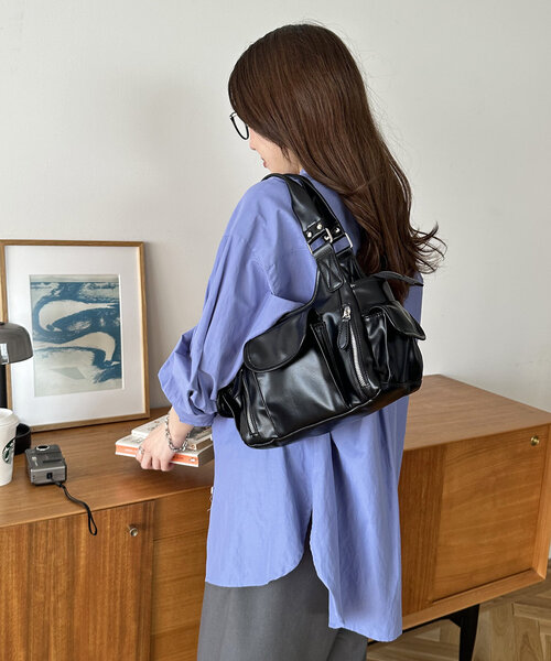 DISCOAT（ディスコート）の「アウトポケットジップ使いバッグ（ショルダーバッグ・レディース・チャコールグレー/ブラック/ブラウン/アイボリー・FREE）」の12枚目の写真