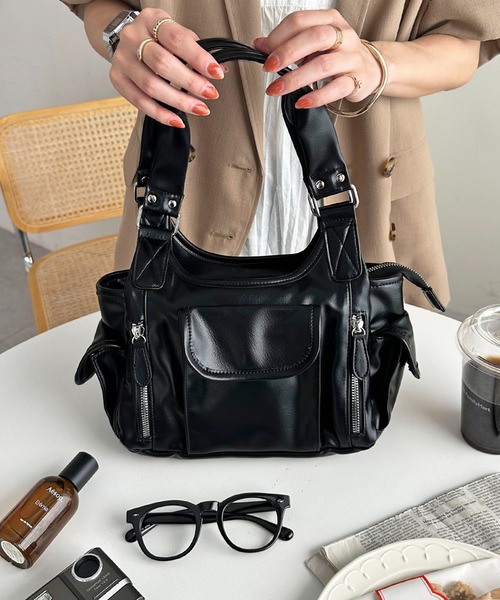 DISCOAT（ディスコート）の「アウトポケットジップ使いバッグ（ショルダーバッグ・レディース・チャコールグレー/ブラック/ブラウン/アイボリー・FREE）」の4枚目の写真