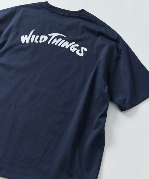 FREAK'S STORE（フリークスストア）の「限定展開 WILD THINGS×FREAK'S STORE/ワイルドシングス 別注 バックプリント クルーネック ポケットTシャツ（Tシャツ/カットソー・メンズ・ブラック/グレイッシュベージュ/アッシュグレー/ネイビー/ホワイト・LARGE/MEDIUM/SMALL）」の5枚目の写真