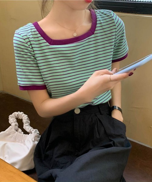 maison de LATIR(メゾンドラティール)の「《4色展開》1枚で華奢見え&こなれ感を演出。夏服にぴったり!ビビットカラー【スクエアネック × ボーダーのパイピング上品半袖ニット】配色/バイカラー/カラーブロッキング(Tシャツ/カットソー・レディース・グリーン/レッド/パープル/ベージュ・ONESIZE)」の3枚目の写真