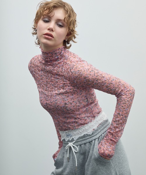 uyu.（ウユ）の「花柄ハイネックシアーレーストップス（Tシャツ/カットソー・レディース・ピンク/ライトブルー・FREE）」の10枚目の写真