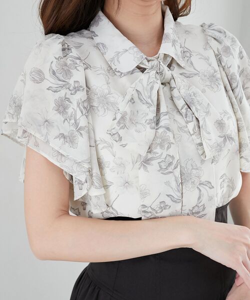 MAJESTIC LEGON（マジェスティックレゴン）の「2wayフリルスリーブブラウス（シャツ/ブラウス・レディース・グリーン系その他/ブルー系その他2/アイボリー/ホワイト系その他2/グレイッシュベージュ/ホワイト系その他3・MEDIUM）」の2枚目の写真