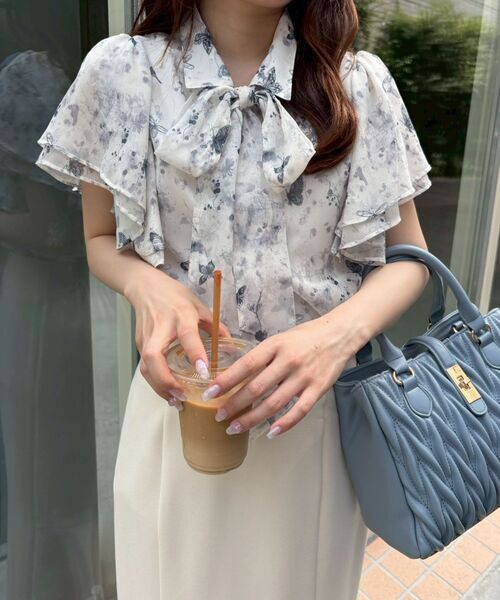 MAJESTIC LEGON（マジェスティックレゴン）の「2wayフリルスリーブブラウス（シャツ/ブラウス・レディース・グリーン系その他/ブルー系その他2/アイボリー/ホワイト系その他2/グレイッシュベージュ/ホワイト系その他3・MEDIUM）」の6枚目の写真