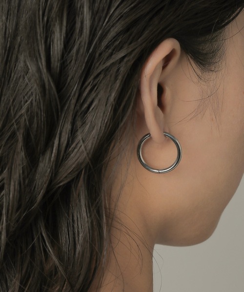 ORLEAN(オルレアン)の「【ORLEAN】 シンプルフープピアス 太さ2.5mm(ピアス(両耳用)・レディース・シルバー系7/ゴールド系3/ゴールド系1/シルバー系2/シルバー系4/ゴールド系2/ゴールド系4/シルバー系5/シルバー系3/ゴールド系5/ゴールド/ゴールド系6/シルバー系1/シルバー系6/シルバー/ゴールド系7・フリー)」の3枚目の写真