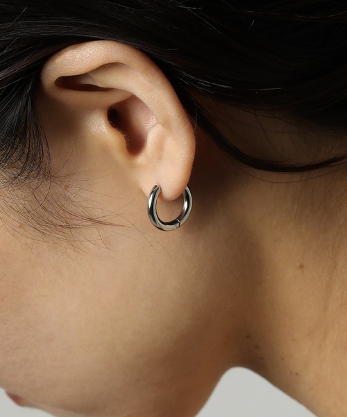 ORLEAN(オルレアン)の「【ORLEAN】 シンプルフープピアス 太さ2.5mm(ピアス(両耳用)・レディース・シルバー系7/ゴールド系3/ゴールド系1/シルバー系2/シルバー系4/ゴールド系2/ゴールド系4/シルバー系5/シルバー系3/ゴールド系5/ゴールド/ゴールド系6/シルバー系1/シルバー系6/シルバー/ゴールド系7・フリー)」の7枚目の写真