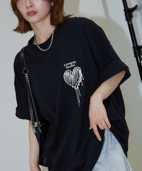 PUBLUX(パブリュクス)の「PUBLUX/パブリュクス Lovepop studio ハート胸ロゴ刺繍Tシャツ(限定展開)(UNISEX)(Tシャツ/カットソー・メンズ・ブラック/ライトグレー/オフホワイト・SMALL/MEDIUM/LARGE)」の15枚目の写真