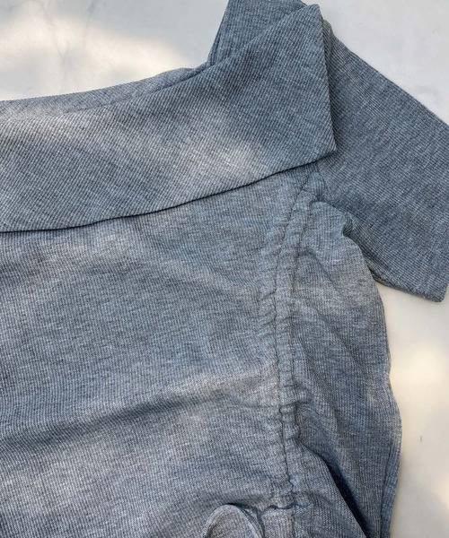 AS KNOW AS plus（アズノゥアズプラス）の「●オフショル風シャーリングデザイン半袖プルオーバー（Tシャツ/カットソー・レディース・ブラック系/シルバー系/ホワイト系/ライトグリーン系・FREE）」の8枚目の写真