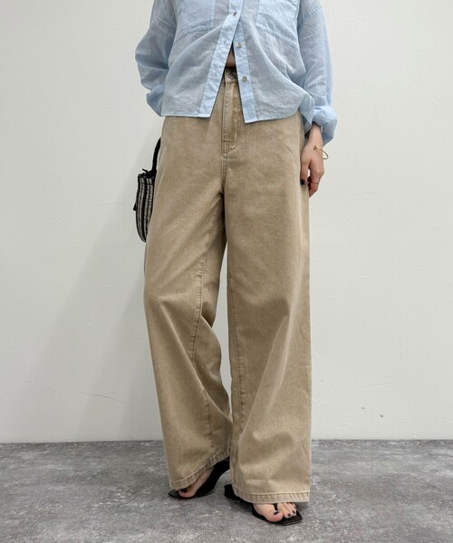 fredy emue（フレディエミュ）の「ブリーチデニム５ポケイージーパンツ（デニムパンツ・レディース・ピンク/ベージュ/グレー・36/38）」の2枚目の写真